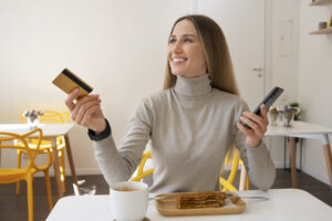 Navigating Rewards Credit Cards: How to Decide Between Cashback and Travel Miles